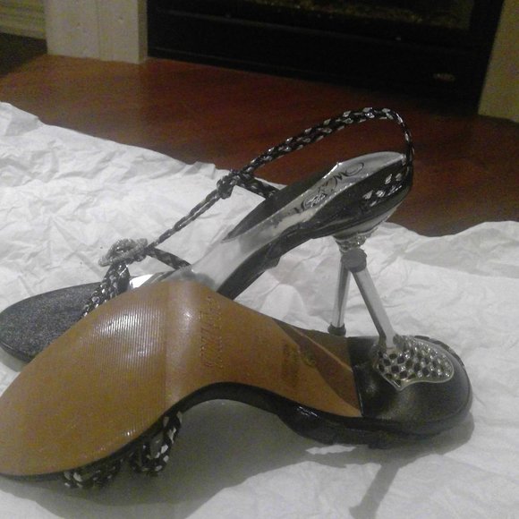 Sparkle with this Woven Metallic Pump - 7.5 - Picture 2 of 3